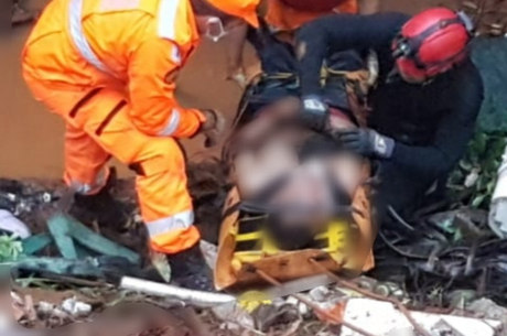 Família foi resgatada após cair em ribanceira em MG 