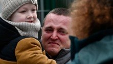 Enquanto famílias fogem, homens são instruídos a ficar na Ucrânia