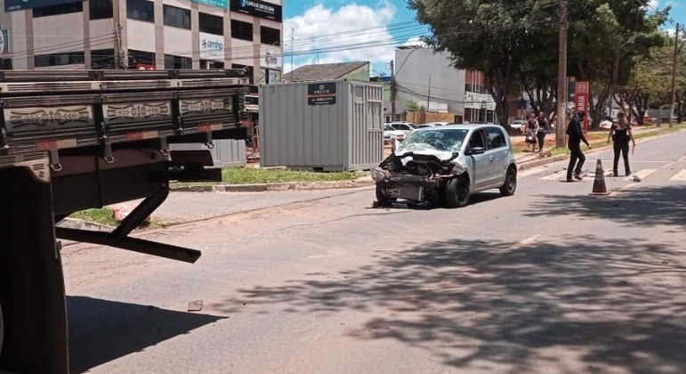 Carro de mulher grávida após colisão, no Gama, no Distrito Federal