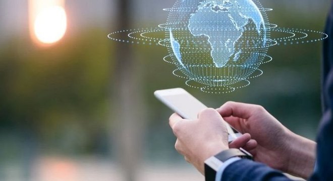 'Ao algoritmo não importa para que lado as notícias falsas te levam, simplesmente servem para prender (sua atenção), porque elas se enquadram melhor do que a verdade em nossos vieses cognitivos', diz Hilbert