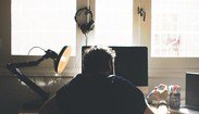Homem se suicida após falar com chatbot de inteligência artificial (Pixabay)