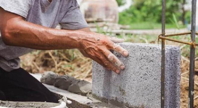 homem construindo uma casa