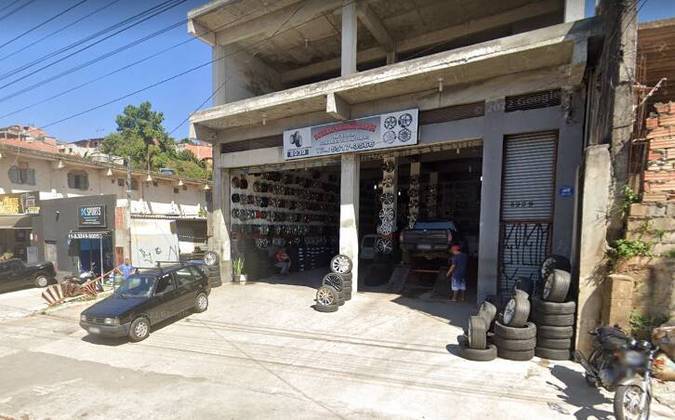 Uma mulher ficou gravemente ferida ao ser agredida pelo marido com golpes de marreta, dentro de uma borracharia na estrada do M'Boi Mirim, no bairro Parque das Cerejeiras, zona sul da capital paulista, na segunda-feira (5). Após o crime, o homem fugiu e levou com ele o filho, de 4 anos