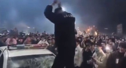 Manifestantes jogaram fogos de artifício no veículo, quebraram janelas e subiram em cima do carro para pisar e dançar