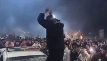 Vídeos de carro da polícia atacado por multidão na China viralizam