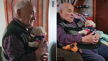 Neta surpreende avô de 96 anos com cachorro filhote e vídeo emociona os internautas; assista