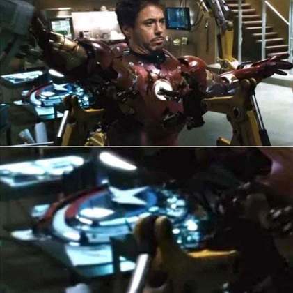 “Homem de Ferro” (2008): Como muita gente já sabe, os filmes da Marvel sempre foram repletos de referências e pistas secretas. Em uma cena do primeiro filme do Homem de Ferro, enquanto Tony Stark veste sua armadura, é possível ver metade do escudo do Capitão América.