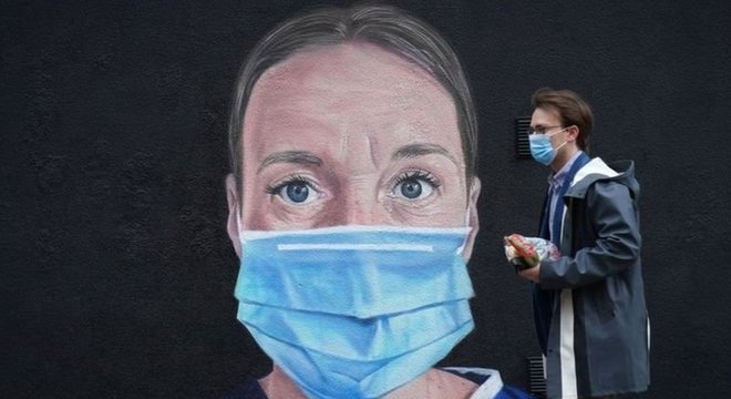 Máscaras reduzem o risco de alguém contaminado e assintomático transmitir a doença