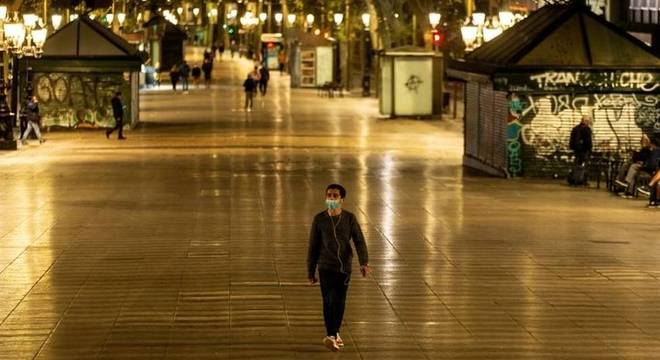 Homem caminha na avenida Las Ramblas, Barcelona, após toque de recolher imposto na Espanha como tentativa de conter segunda onda
