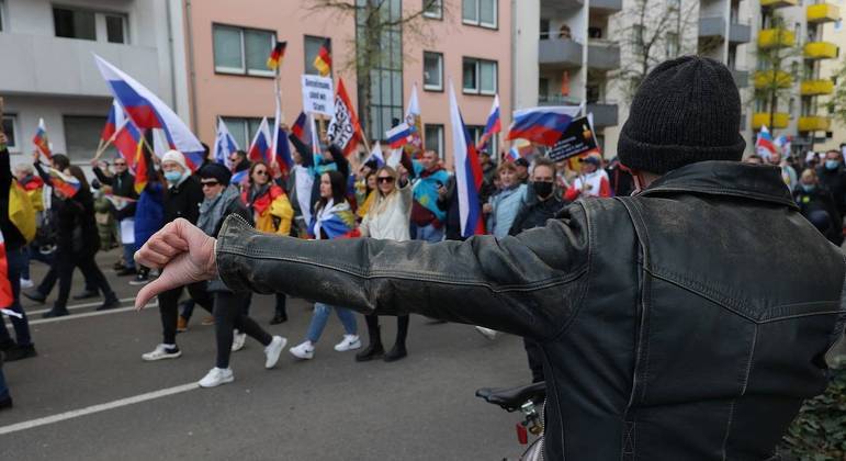Homem desaprova manifestação pró-Rússia na Alemanha