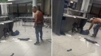 Passageiro se revolta, tira a camisa e quebra aeroporto após perder voo (Reprodução/Youtube/@Ultima Hora)