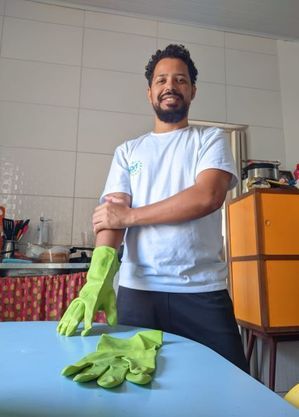 Tiago Haka, de 35 anos, criou o perfil @homemdiarista, e faz sucesso ensinando a limpar a casa