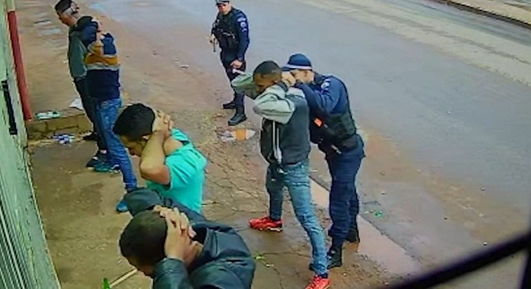 Câmera de segurança grava policial militar agredindo homem durante abordagem