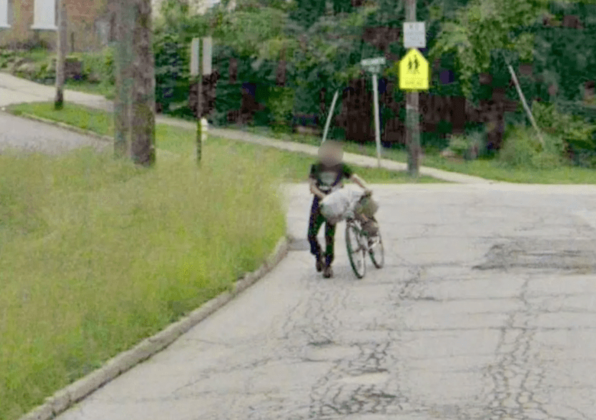 Os moradores locais especularam que o objeto que parecia um saco para cadáveres poderia, na verdade, ser simplesmente uma barraca, já que moradores de rua montam sua moradia improvisada ao lado da estrada principal da cidadeCONTINUE POR AQUI: Modelo fica irreconhecível após preenchimentos no rosto darem errado: 'Parece desenho animado'