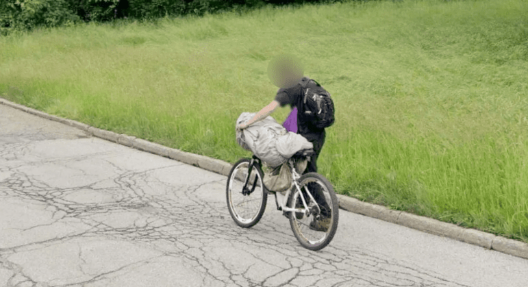 O homem em questão está andando em um parque na cidade de Akron, em Ohio, nos Estados Unidos, e levantou suspeitas por parte dos internautas. A publicação foi repostada mais de mil vezes nas redes sociais, com diversos comentários