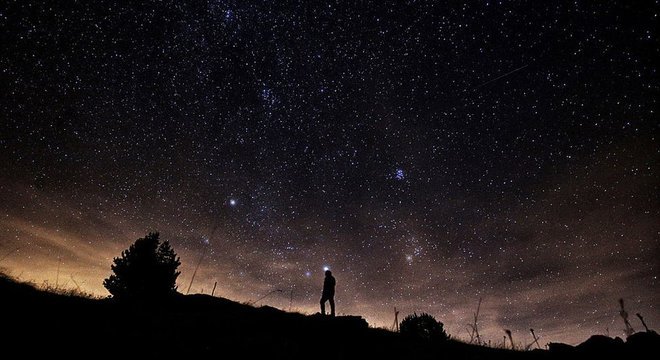 Para ver uma chuva de meteoros, também chamada coloquialmente de chuva de estrelas, você não precisa ter nenhum equipamento especial