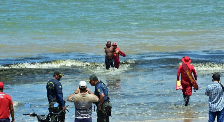 Homem é preso na Praia da Piedade, onde duas pessoas já foram atacadas por tubarões