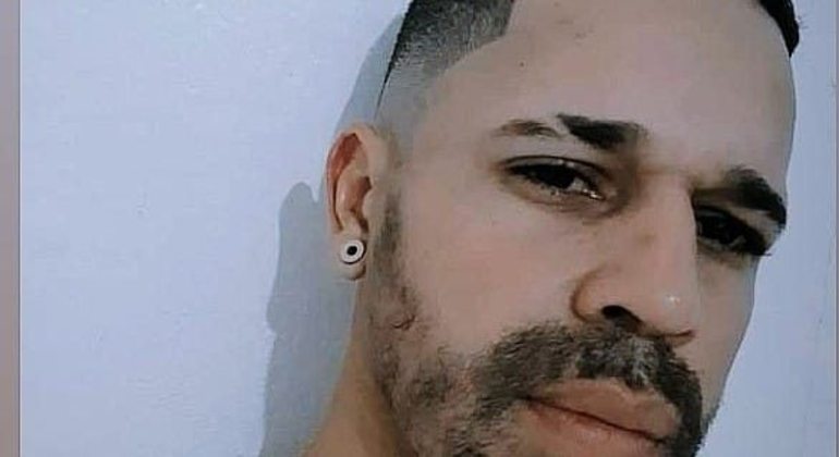 Renan chegou a ser preso por um mês após atear fogo em carro, mas foi solto