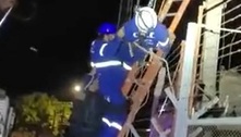 Bombeiros resgatam homem eletrocutado em poste no DF