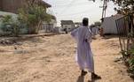 Homem em uma rua de Omdourman, no Sudão, em 16 de abril de 2023. AFP – 16/04/2023