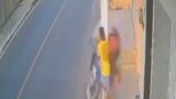 Vídeo: jovem escapa de ser atropelado após se esconder atrás de poste em Mata Grande 