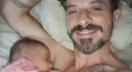 O homem foi esfaqueado e morto na frente da esposa e filha de 3 meses em SP