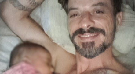 O homem foi esfaqueado e morto na frente da esposa e filha de 3 meses em São Paulo