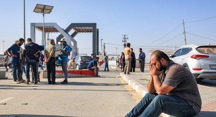 Grupo aguarda desde as 2h na fronteira de Rafah