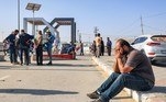 Um homem reage enquanto está sentado perto do portão de passagem de Rafah, na fronteira com o Egito, no sul da Faixa de Gaza, em 3 de novembro de 2023