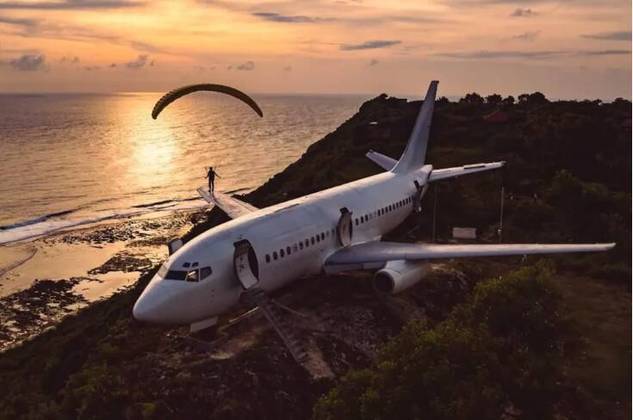 O projetista Felix Demin reformou um Boeing 737 e o transformou em um hotel luxuoso. A aeronave está localizada na cidade de Uluwatu, em Bali, na Indonésia, e a data prevista de inauguração é abril deste ano. O Private Jet Villa foi feito em parceria com o estúdio de arquitetura russo Geometrium*Estagiário do R7, sob supervisão de Pablo Marques