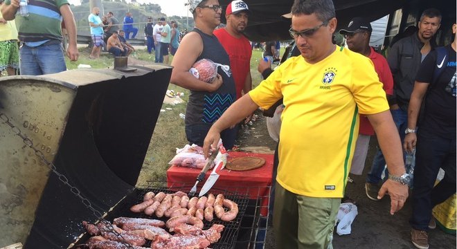 Grupo na porta da Reduc organizou churrasco