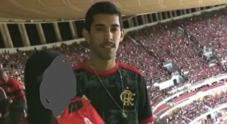 Homem foi identificado após postar uma foto em estádio, durante jogo do Flamengo