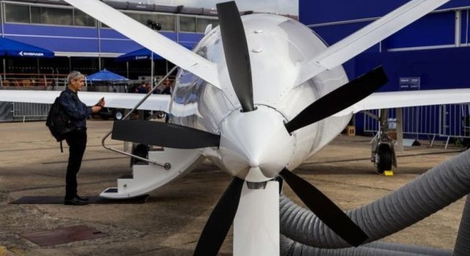 Alice tem três propulsores, um na cauda e dois na ponta das asas