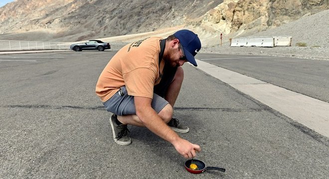  Homem tenta fritar ovo na rua de região considerada muito quente