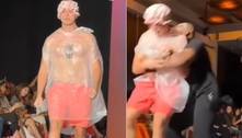 Homem invade desfile com touca de banho durante a semana de moda de Nova York
