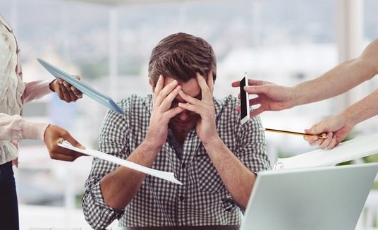 Veja dicas para ter mais foco no trabalho e afastar o estresse (Freepik / Creativeart)
