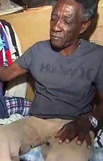 Homem transforma kombi em casa, em bairro nobre de SP (Divulgação/Record TV)