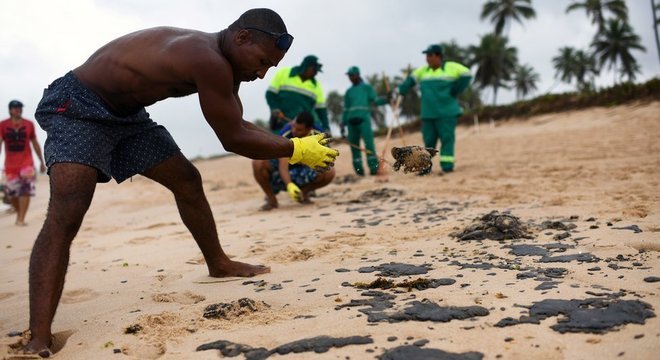 O óleo chegou a várias praias da Bahia, como as do município de Camaçari, a 41 quilômetros de Salvador