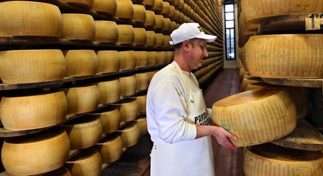 Queijos duros como o parmigiano reggiano podem ter pouca ou nenhuma lactose