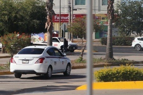 Homem monitora equipe da Record em Culiacán, México