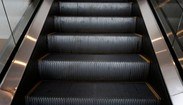 Homem morre no Japão após paletó ficar preso em escada rolante (Reprodução/Ric)