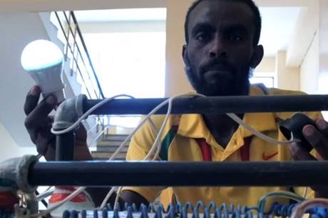 Projetos do Solve It criou um dispositivo que transformava lixo de injera (pão etíope) em eletricidade 