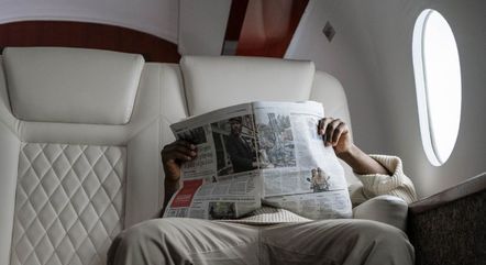 Homem costuma viajar sozinho na primeira classe, enquanto família vai na classe econômica