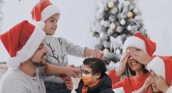 Homem passa por publicidade natalina na Itália; não se recomenda que pessoas de diferentes núcleos familiares passem as festas juntas  