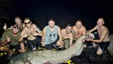 Homem captura peixe-gato de 110 kg e 2,5 metros depois de quase uma hora de luta