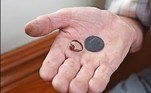 Além da espada, Colin encontrou também uma moeda datada de 1725, provavelmente jogada no poço como forma de superstição para a obtenção de um desejo
