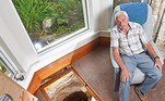 Há cerca de 30 anos, o inglês Colin Steer descobriu um buraco na sala da casa dele, em Devon, Inglaterra. Na época, ele estava para reformar o imóvel e percebeu que o chão afundou levemente no cômodo. Com três filhos pequenos em casa, a mulher dele pediu para a abertura fosse lacrada em segurança, para evitar acidentes