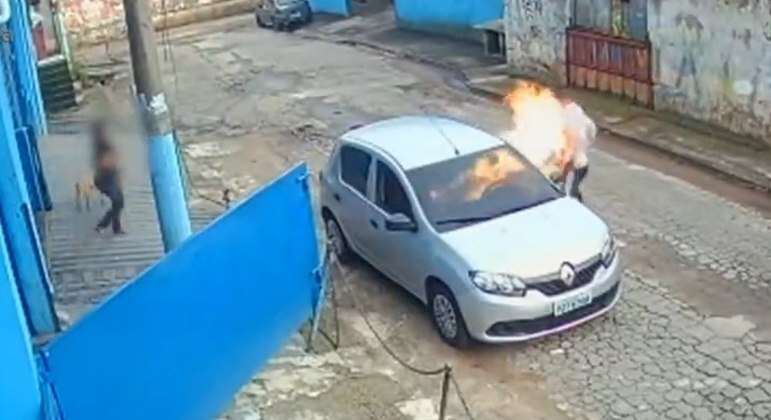 Uma confusão por causa de uma dívida de R$ 150 terminou com o assassinato de um homem em Mauá, na Grande São Paulo. Em fevereiro, um funcionário de uma empresa de peças para veículos cobrou uma colega da área de recursos humanos sobre essa quantia, que estaria faltando em seu pagamento. O marido da funcionária compareceu à empresa e brigou com o funcionário. No dia seguinte, o trabalhador esperou o marido da colega deixá-la no trabalho para atear fogo no corpo do homem, que morreu