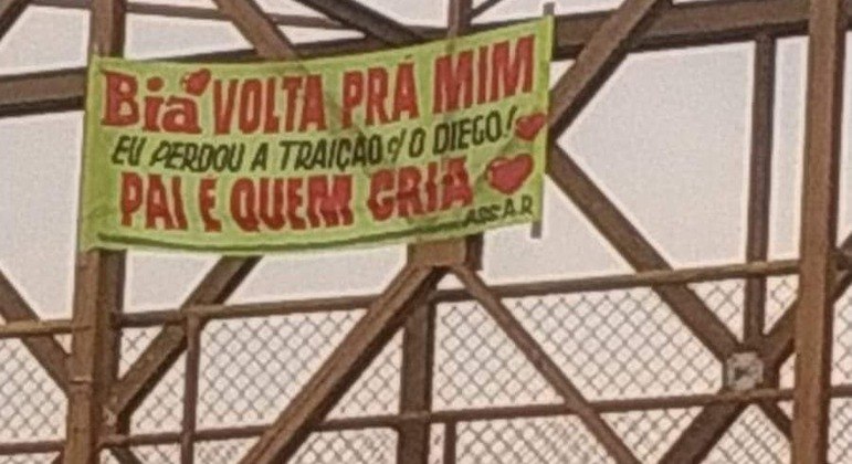 Homem coloca faixa de amor em passarela do Jardim Ingá, bairro de Luziânia (GO)

