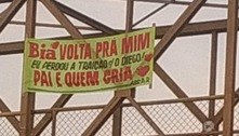 Homem coloca faixa perdoando traição em passarela em Goiás